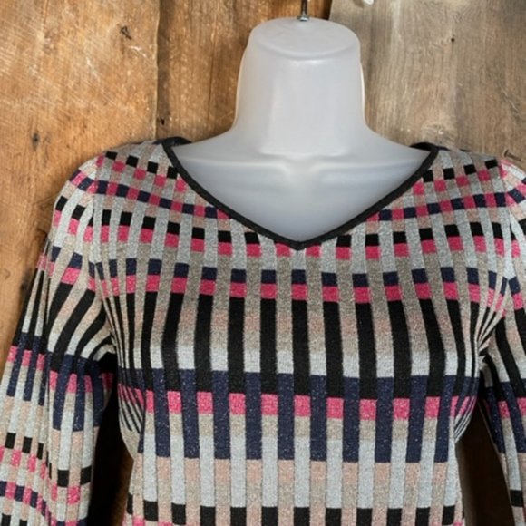 Carlisle New York NWOT Metallic Long Sleeved V-Neck Sweater - Size X-Small - Picture 3 of 11